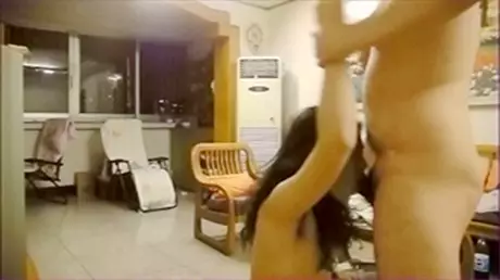 很霸气的爷们在客厅抱着露脸良家媳妇的头把嘴当逼洞猛插