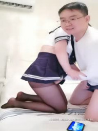 生猛约啪大神【野狼出击】老王情迷学生装制服诱惑骚表妹 爆裂黑丝穿着制服啪啪猛操 抱着操够猛劲