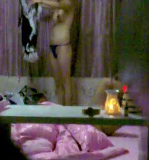 广州某私人会所炮房洞中偷窥很会玩的嫖客换著制服玩