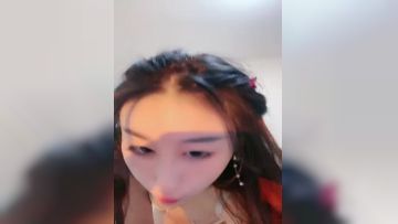 发骚小仙女全程露脸深夜撩骚狼友，淫声荡语互动听狼友指挥，奶子比心撅着屁股给狼友看，淫水多多特写展示第01集