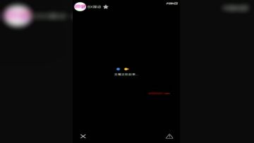 白嫩大眼萌妹温泉直播让人摸奶摸逼，还给别人打飞机这小哥不知道有没有幸福来敲门的感觉