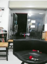 小少妇真骚全程露脸开着店门就在屋里骚，真空全裸听狼友指挥穿上丝袜大黑牛自慰骚穴，进屋抠逼浪叫呻吟刺激