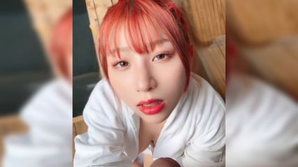 这两颗巨乳完全捏不住啊，这都不敢想乳交得多舒服，看她口交的样子 从未见过这幺渴望鸡巴的表情