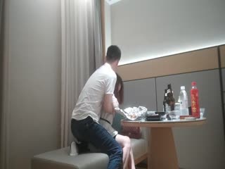 很有气质的熟妇偷偷约会二十多岁小伙激情操逼