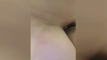 欠操的小妞露脸高颜值镜头前发骚，跟狼友互动听指挥展示，温柔的给大哥舔弄鸡巴样子真骚，激情上位爆草抽插第07集