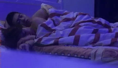 美女表姐聚餐喝点酒后送她回家趁机操她