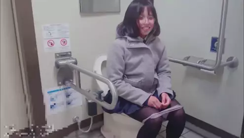 户外伡震褕情脯乳期人妻,挤奶水到小哥J8上,自己再舔干净,被按在后座狂插