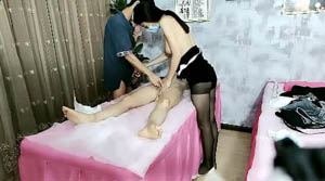 白丝小宝贝一个人玩电钻炮击阳具好大  自己拿着在骚逼里抽插搅动  浪叫呻吟表情好骚浴室洗澡诱惑