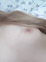 强力推荐娃娃脸清纯系萝莉嫩妹，全裸白嫩奶子极品粉穴，特写振动棒抽插小穴，揉搓阴蒂娇喘呻吟嗲嗲