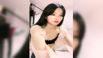 气质苗条美女！新人刚下海！贫乳黑丝大长腿，脱掉内裤多骚穴，近距离特写，揉搓阴蒂，极度诱惑第01集