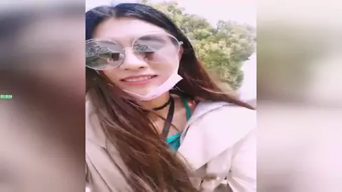 夜宵都吃完了跟我说你来姨妈 女的掀起裤子露出卫生巾 我不信于是伸手掏出来甩在桌上_0