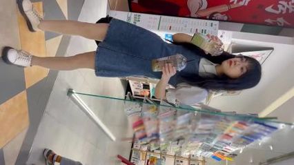 商场中的裙底风光抄底，极品靓女逛街穿着白丝肉色丝袜，半透的样子真引人遐想