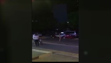 最新门事件瞅着很眼熟的网红脸蛋据说是个网红主播磕了药街头裸奔嗨翻了路过的司机 1V