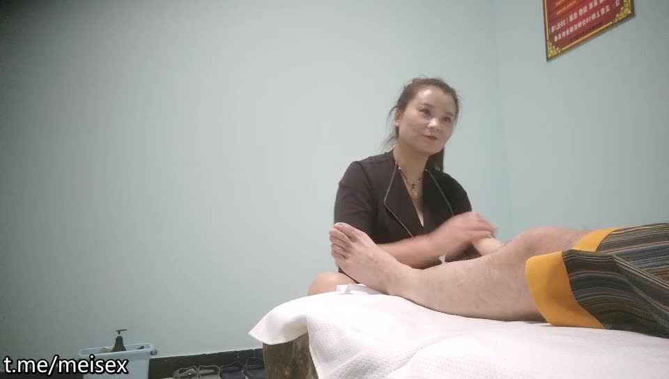 【乡村寻花】，按摩店重金勾搭，忽悠美人妻，褪去衣衫狂舔粉穴，白嫩丰腴肉体