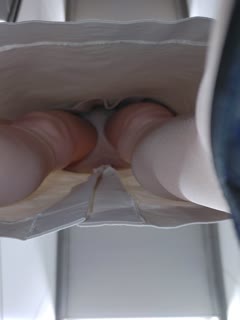 【最新极品抄底】牛逼大神地铁跟拍制服妹子抄底绿裙御姐的丰臀太紧绷 都看不到内内了