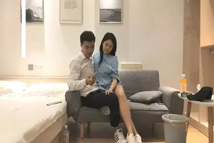大哥体力不错,抱起妹子架在身上狂艹,短发妹气质很好,双腿主动夹紧