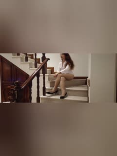 自带忧郁气质的国模晓菲多套大尺度性感内衣展示自慰棒插入小穴爽到抽搐