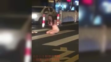 最新门事件醉酒女半夜脱光光在马路中间模拟性交被路过的司机按喇叭围观喝彩