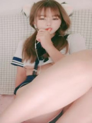 双马尾学生制服超清纯小姐姐，多毛肥穴骚的很暴力自慰，特写掰穴手指抽插，快速摩擦阴唇淫语骚话不断