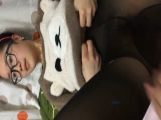 海南小伙华哥广西边境县城旅馆嫖妓双飞两个越南妹让两个跪着一块舔妹子不肯