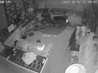 黑客破解摄像头偷拍❤️各种商铺，工地。办公室偷情人，夫妻啪啪孩子突然出现(4)