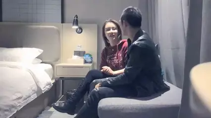 高颜值红色卫衣妹子翘起屁股口交肌肉男大力猛操