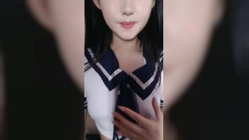 想要爸爸抱！大眼睛颜值美女！学生制服诱惑，没穿内裤掰穴特写，假屌快速抽插，爽的娇喘呻吟