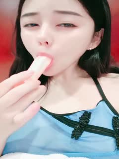 双胞胎姐妹互玩磨豆腐鲜奶淋在嫩穴上再舔舐好好吃香蕉各种道具五花八门插入美穴