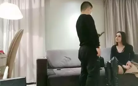 专约 妹子性感黑靴大长腿，深喉口交沙发上操后入大力猛操