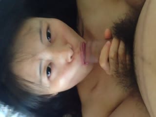 这个颜值不错的大学生美女真骚啊 舔吸鸡巴的劲道太猛了销魂触感挡不住口爆，逼穴毛毛浓密鸡动猛烈插入享受