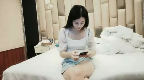 gc偷拍超近距离视角深喉插嘴 床边张开双腿大力猛操 用力往前顶爽了娇喘连连