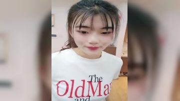 牛仔小美女跟小哥在家激情啪啪给狼友直播，全程露脸互动听指挥，让小哥舔逼口交大鸡巴，无套抽插高潮尿尿第01集