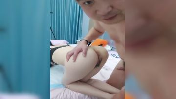 越是良家越骚，全程露脸床上任光头大哥蹂躏爆草，先草骚穴再干菊花，多体位蹂躏抽插，把两个洞洞都干大了第04集