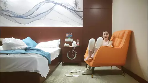 【歌厅探花】168CM包臀裙美女，唱唱歌摸摸奶子，脱下...