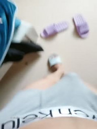 技师骚妈正在做午饭小哥都不放过，直接过去从后面抠逼玩弄，扒光摸着奶子让她口交，各种抽插爆草呻吟口爆