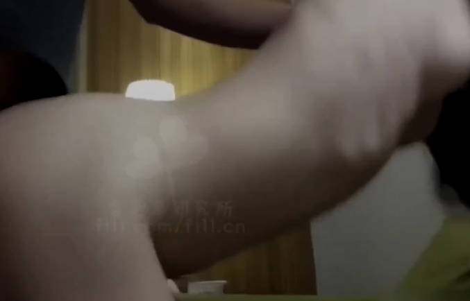 新人下海尤物美少妇！性感短裤跪着吃屌！翘起屁股求操，扶细腰后入猛怼，不尽兴跳蛋自慰