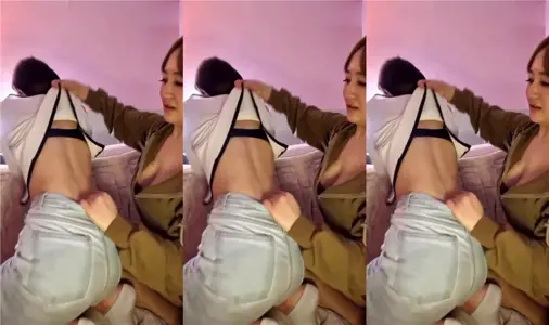 纹身女同性恋之吻！两个韩国少妇舌吻互舔起来无比投入，超刺激超有感觉，看了就想一起操了