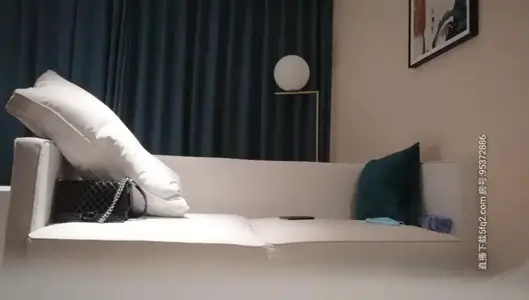 约了个牛仔短裤白衣少妇，沙发调情口交舔奶侧入猛操上位骑乘，呻吟娇喘非常诱人