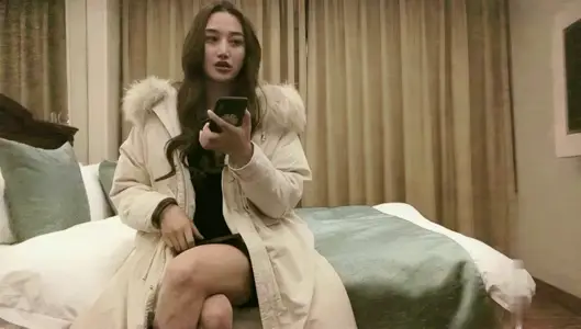 上海大圈御姐媚态撩人！扭腰摆臀展风情，极品翘臀长腿任你亵玩