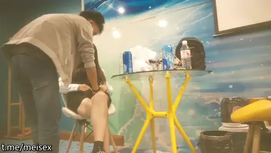 深夜约操外围，短裙美腿，连体丝袜，扶腰后入骑乘爆插，妹子很配合