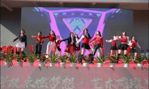 福州第十八中学的【南笙】跟网友裸聊视频被外泄，这年龄有这巨乳也太逆天了