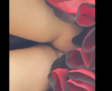 商场红裙长发尤物裙底真空，阴毛骚穴高清偷拍，翘臀摇曳勾人欲火