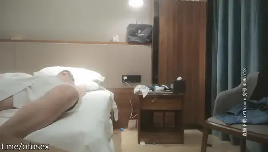 【千寻全国探花】兼职00后大学生清纯妹子，美乳翘臀身材苗条，两兄弟欲火重燃轮番上阵