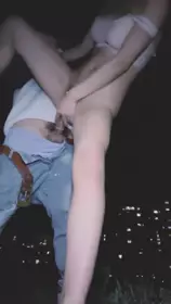 气质颜值美女！夜晚骑车跑友野战！撩下内衣揉捏奶子，一脸享受舔吊，站立插穴很刺激，扶腰后人猛怼