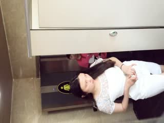 泳池更衣室盗摄美女更衣 傲人双峰曼妙身姿 艳羡不已（二）