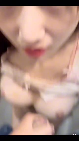 公共卫生间直接开搞，清纯颜值反差表情看着也太爽了