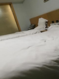 【三爷精品探花】，新人酒店偷拍，连续挑选，大胸人妻态度好，激情啪啪娇喘不断