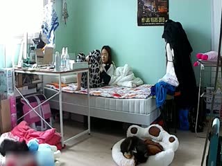 家庭摄像头破解 偷窥美眉边玩手机边紫薇 一个电话立马换衣出门