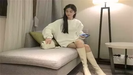 网约极品车站模特，清纯女神苗条温柔，沙发撕开丝袜...