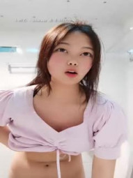 阻击少女新人清纯萌妹子卫生间小尺度诱惑秀，解开罩罩揉奶近距离特写掰穴翘起屁股